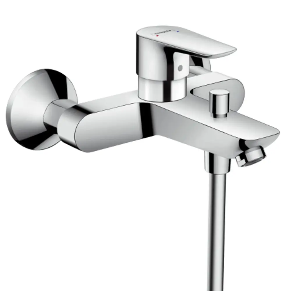 Chromfarbener Einhebel-Wannenmischer von Hansgrohe, montiert an der Wand, mit einem Hebel zur Temperatur- und Mengenregulierung sowie einem Auslauf für Wasser.